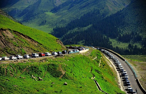 独库公路堵哭，新疆被游客们挤爆了？试试汽车托运吧